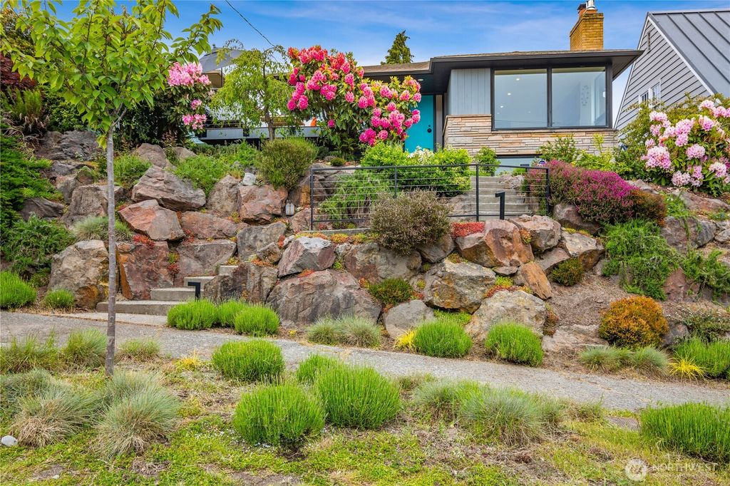 Photo of 2626 W Lynn Street, Seattle, WA 98199 (MLS # 2402651)