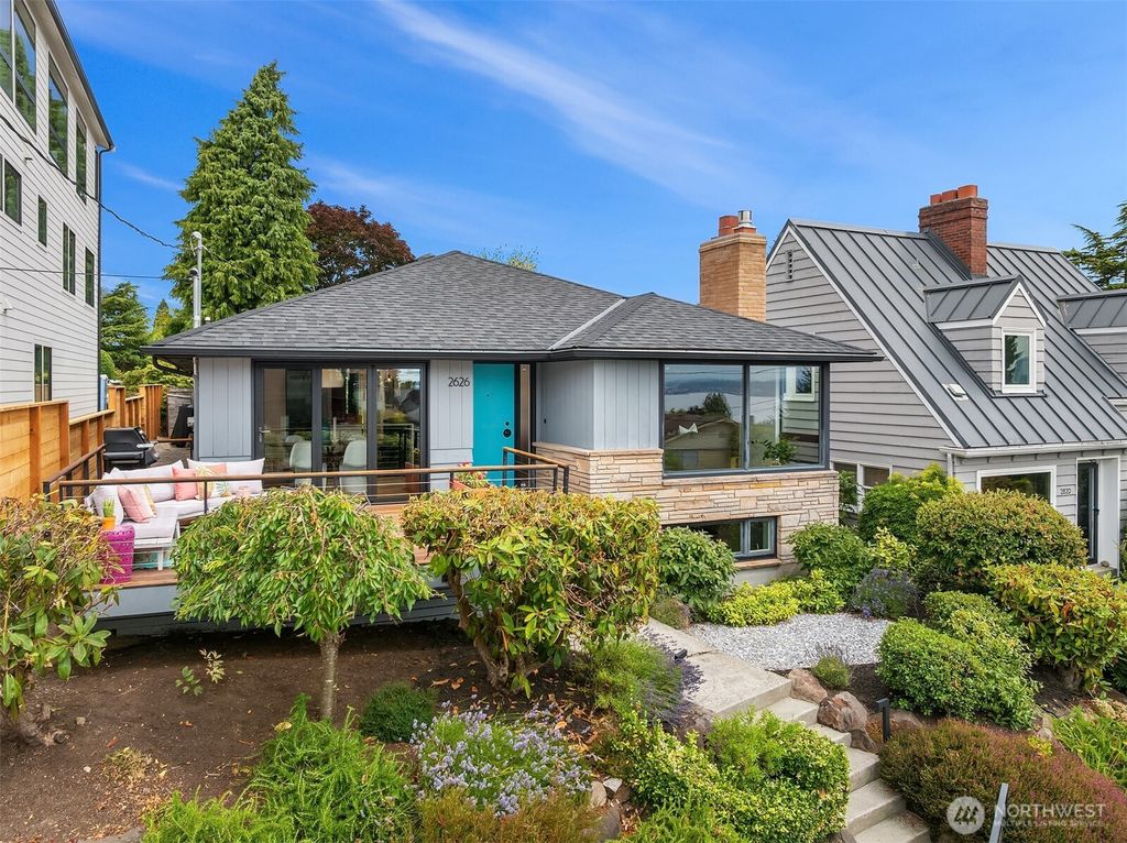 Photo of 2626 W Lynn Street, Seattle, WA 98199 (MLS # 2402651)