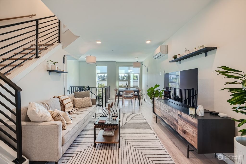 Photo of 1012 NE 112th Street, Seattle, WA 98125 (MLS # 2227837)