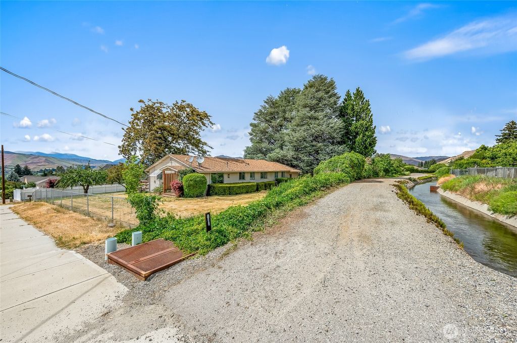 Photo of 21 St SW 31 ST, East Wenatchee, WA 98802 (MLS # 2525997)