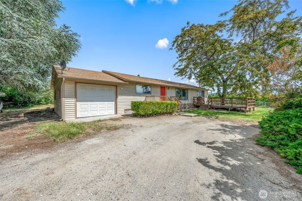 Photo of 21 St SW 31 ST, East Wenatchee, WA 98802 (MLS # 2525997)