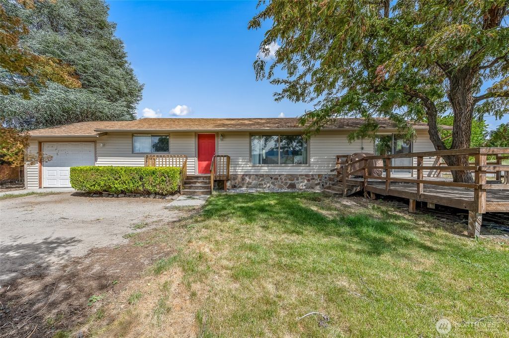 Photo of 21 St SW 31 ST, East Wenatchee, WA 98802 (MLS # 2525997)
