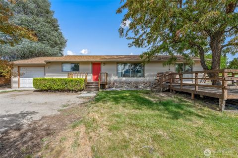 Photo of 21 St SW 31 ST, East Wenatchee, WA 98802 (MLS # 2525997)