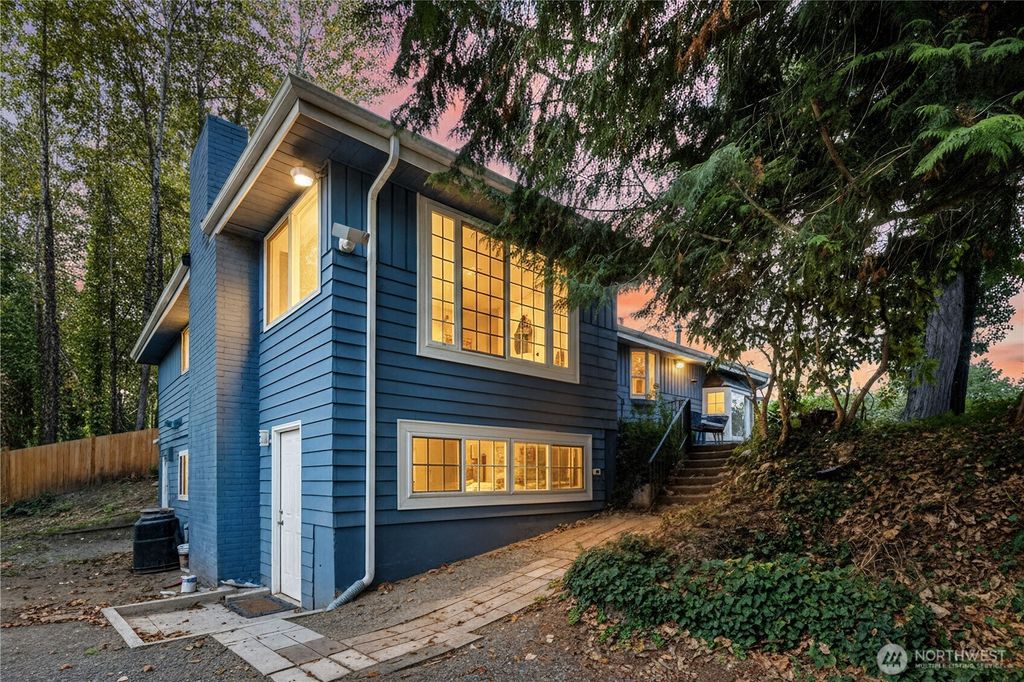 Photo of 959 Hoquiam Avenue NE, Renton, WA 98059 (MLS # 2446436)