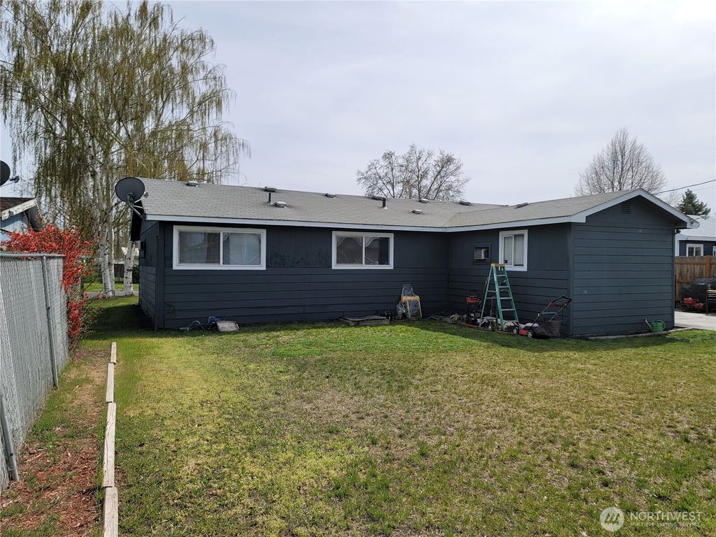 Photo of 2614 W Texas Street, Moses Lake, WA 98837 (MLS # 2502286)