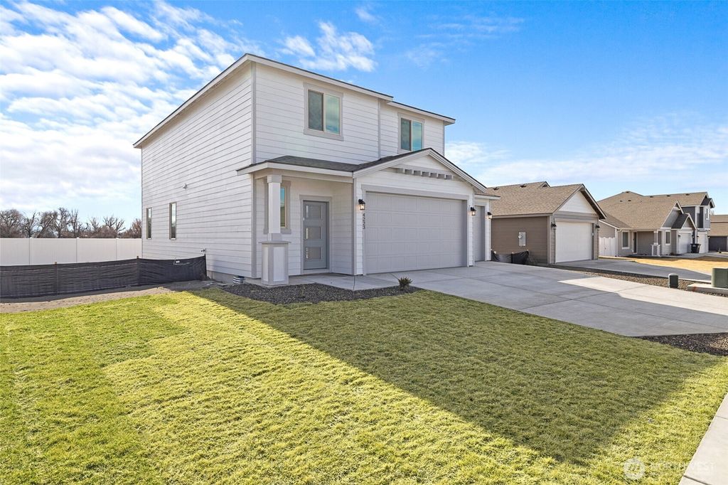 Photo of 4223 W Sandy Ct Ct, Moses Lake, WA 98837 (MLS # 2458684)