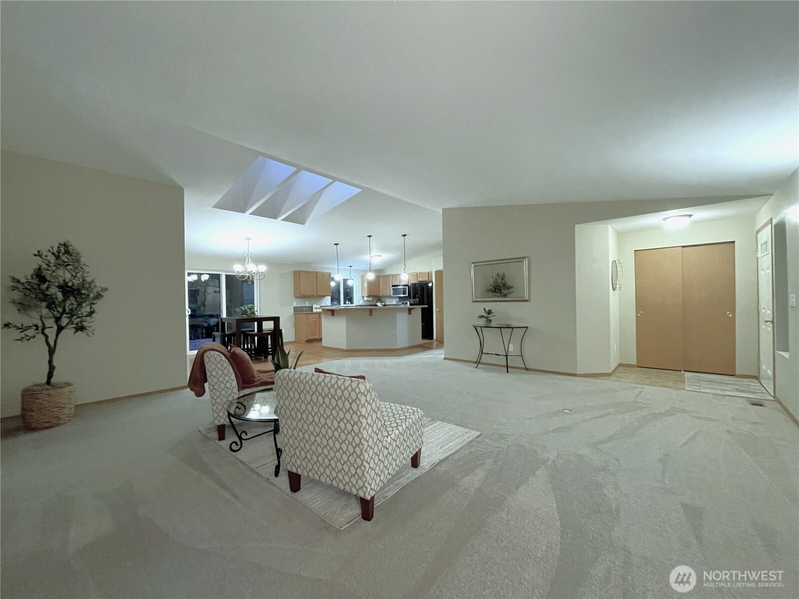 121 E Country Club Drive E