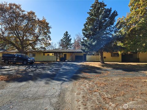 Photo of 205 March Street NE, Moses Lake, WA 98837 (MLS # 2446367)