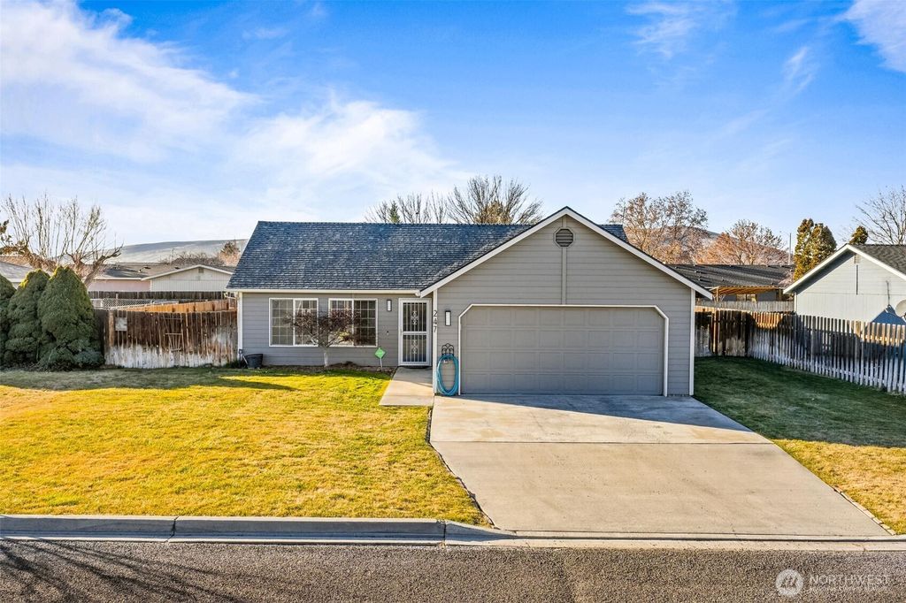 Photo of 247 H Street SE, Ephrata, WA 98823 (MLS # 2472381)