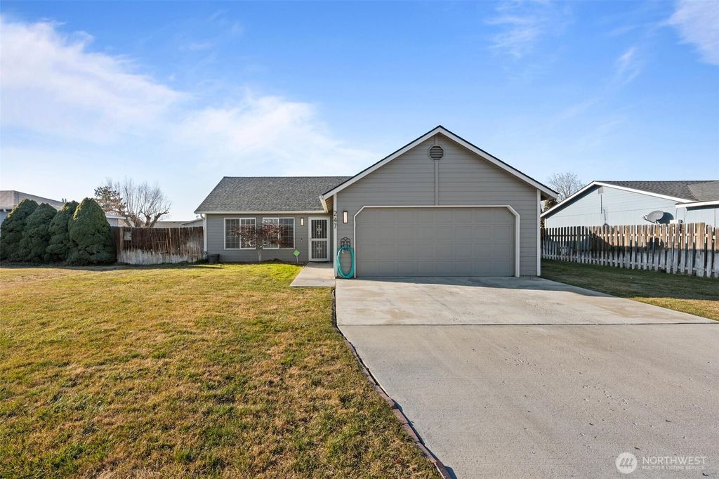 Photo of 247 H Street SE, Ephrata, WA 98823 (MLS # 2472381)