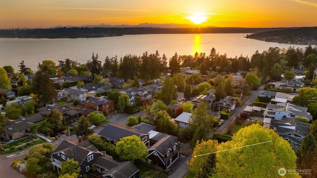 Photo of 506 13th Avenue W, Kirkland, WA 98033 (MLS # 2387604)