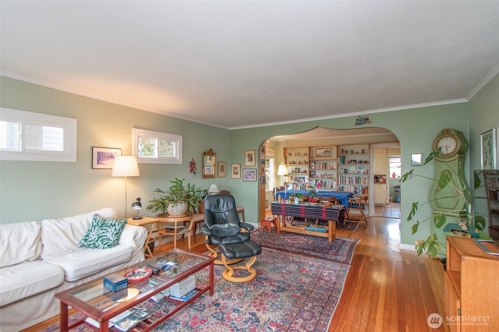 216 E 10TH Street