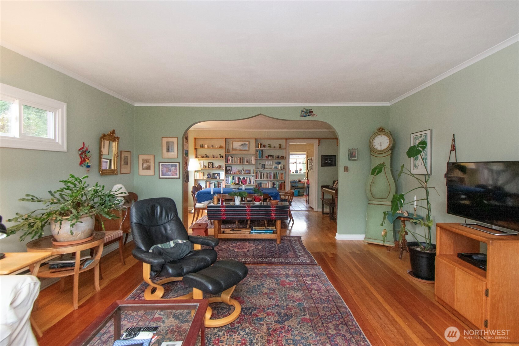 216 E 10TH Street
