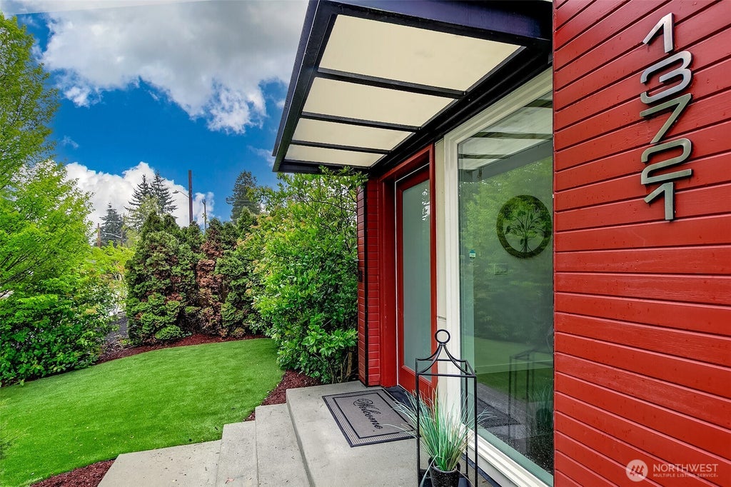 Photo of 13721 Meridian Avenue N, Seattle, WA 98133 (MLS # 2534698)