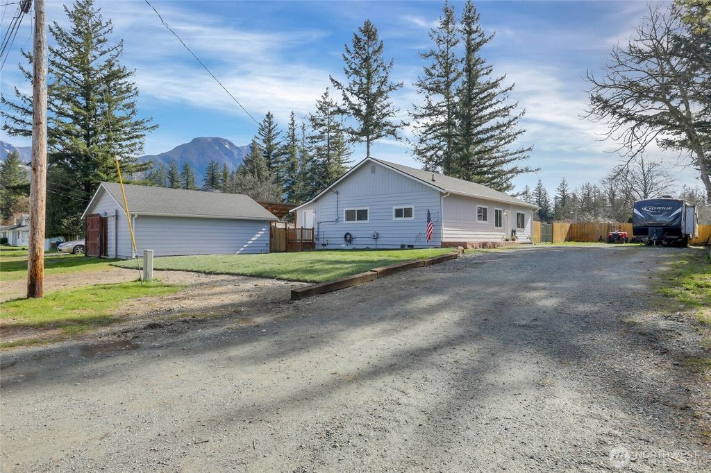Photo of 212 7th Street, Gold Bar, WA 98251 (MLS # 2499595)