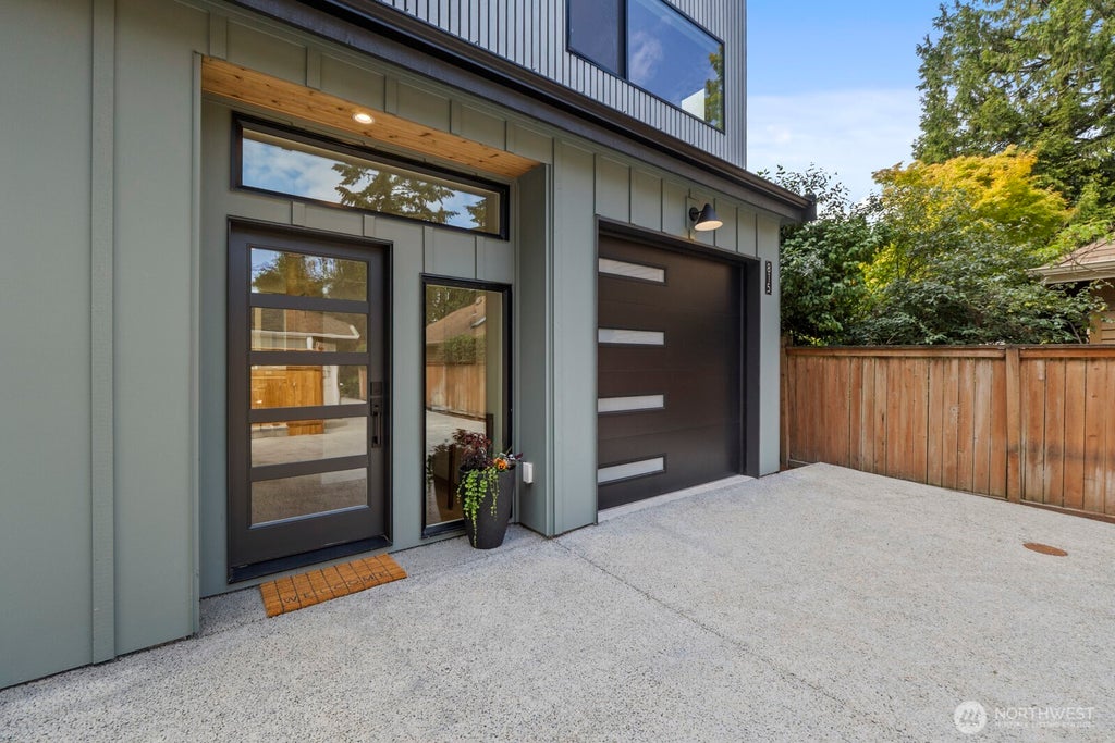 Photo of 815 NE 100th Street, Seattle, WA 98125 (MLS # 2574060)