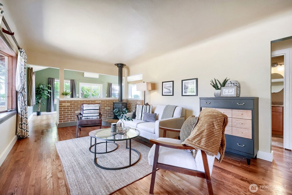 Photo of 909 SW Langston Road, Renton, WA 98057 (MLS # 2572011)