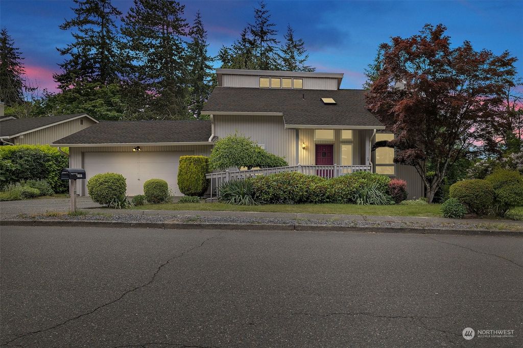 Photo of 1907 Rolling Hills Avenue SE, Renton, WA 98055 (MLS # 2074331)