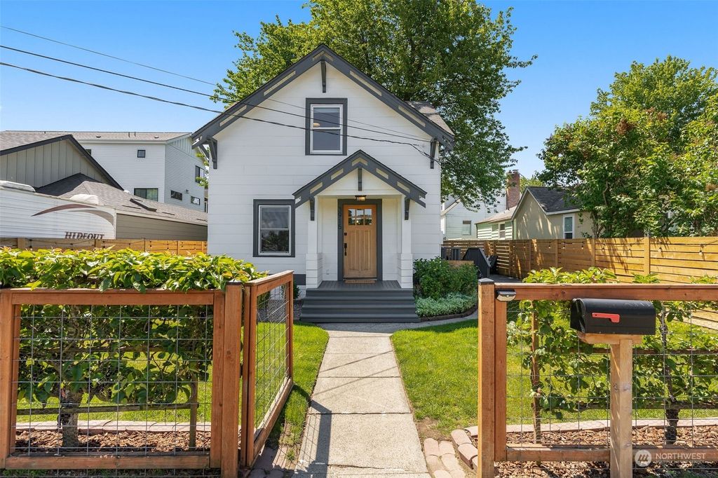 Photo of 3915 SW Hinds Street, Seattle, WA 98116 (MLS # 2250552)