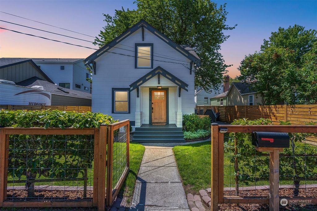 Photo of 3915 SW Hinds Street, Seattle, WA 98116 (MLS # 2250552)