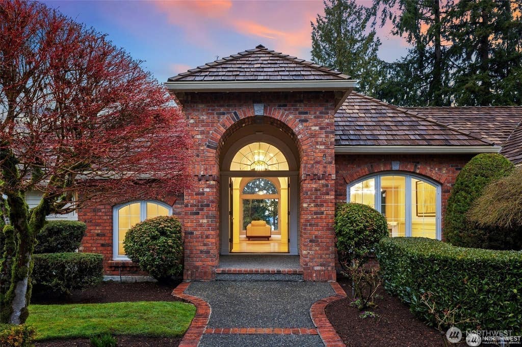 Photo of 9416 NE 25th Street, Bellevue, WA 98004 (MLS # 2552656)