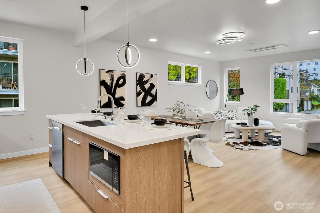 Photo of 261 E Louisa Street, Seattle, WA 98102 (MLS # 2451149)