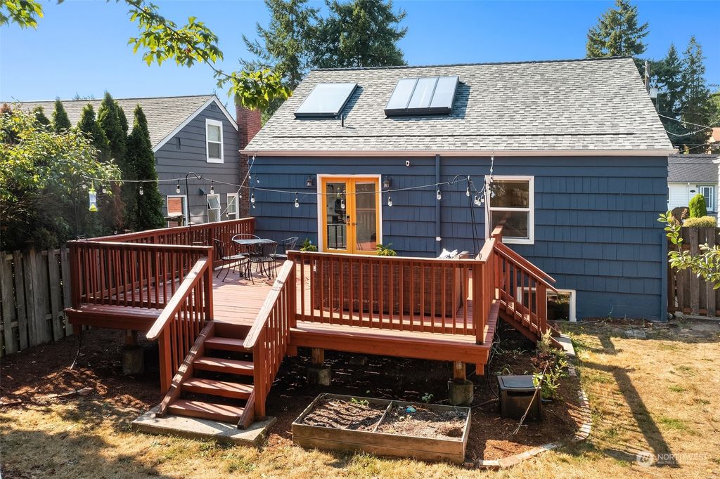 Photo of 5816 40th Avenue NE, Seattle, WA 98105 (MLS # 2162820)