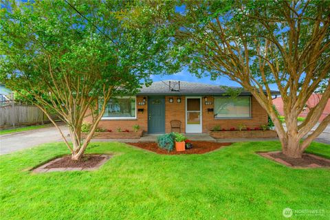 Photo of 827 N 1st Street, Renton, WA 98057 (MLS # 2541517)