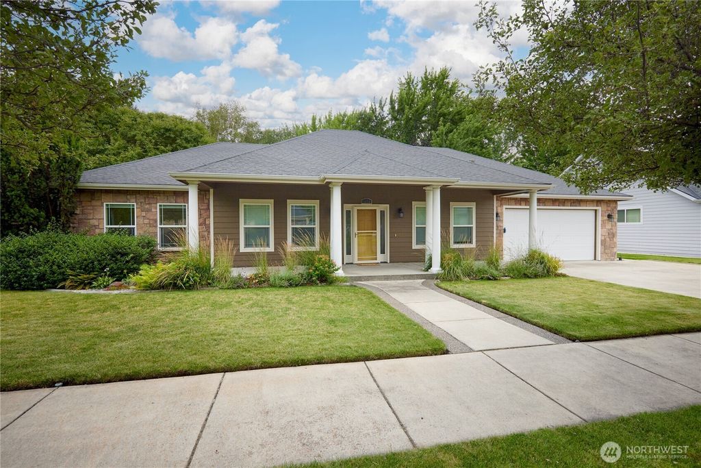 Photo of 1676 Greenbriar Drive, Walla Walla, WA 99362 (MLS # 2549907)