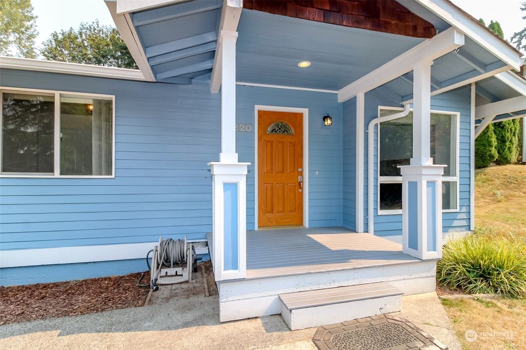 Photo of 19220 142nd Place SE, Renton, WA 98058 (MLS # 2033142)