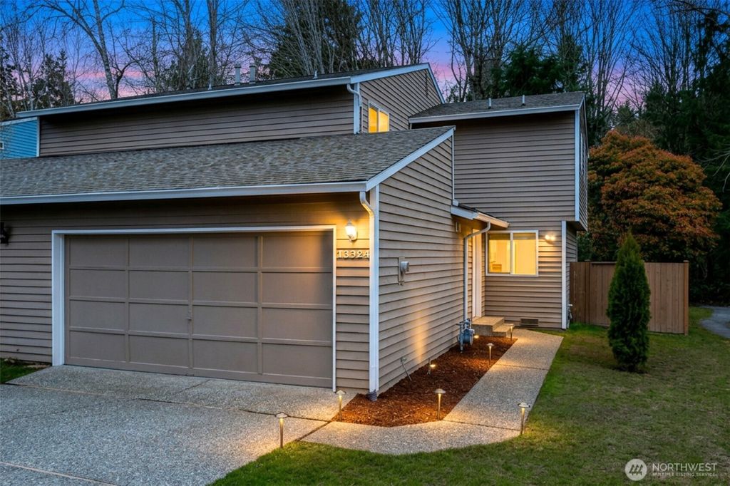 Photo of 13324 NE 138th Pl Pl, Kirkland, WA 98034 (MLS # 2532998)