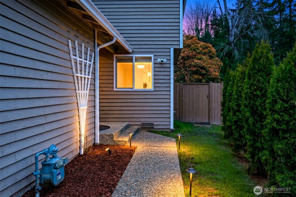 Photo of 13324 NE 138th Pl Pl, Kirkland, WA 98034 (MLS # 2532998)