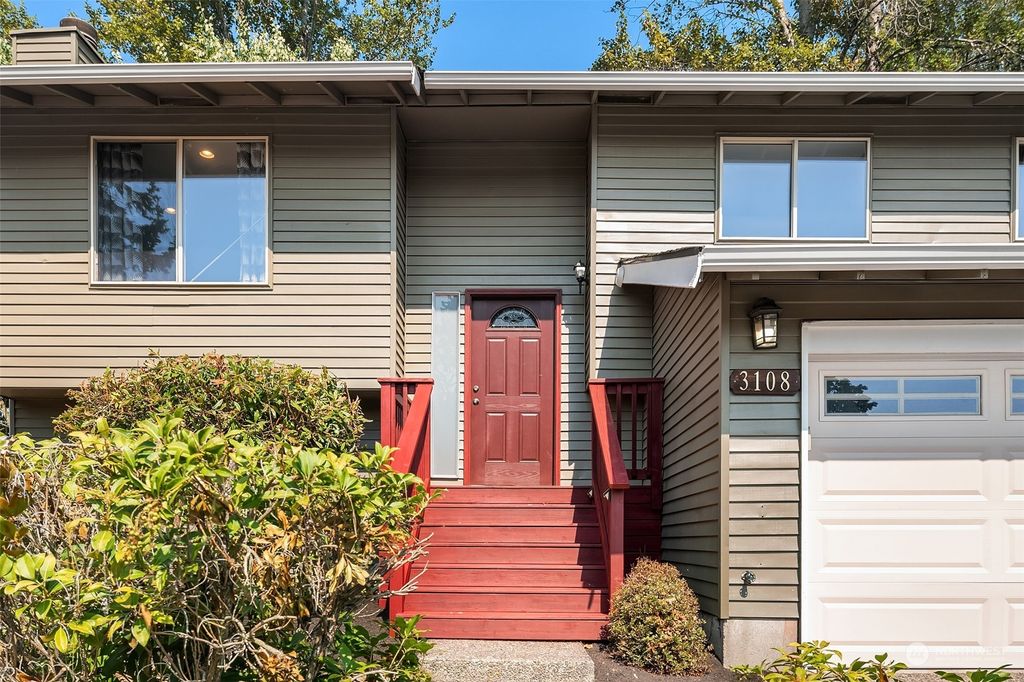 Photo of 3108 SE 19th Court, Renton, WA 98058 (MLS # 2153273)