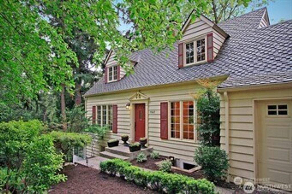 Photo of 10607 NE 110th Street, Kirkland, WA 98033 (MLS # 2419155)
