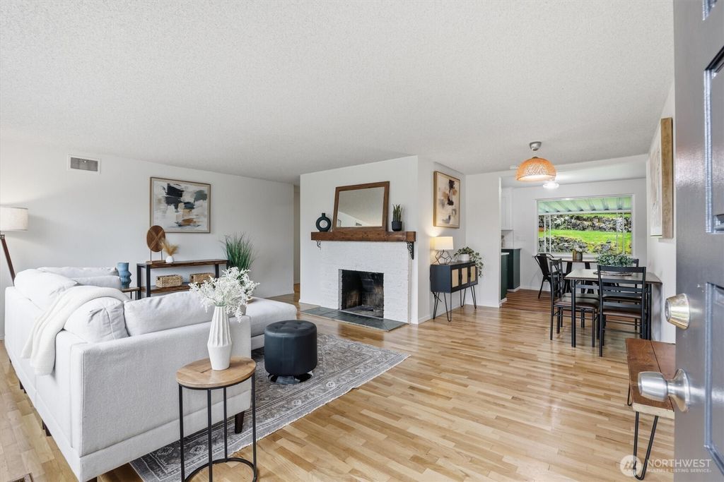 Photo of 11515 25th Avenue NE, Seattle, WA 98125 (MLS # 2472194)