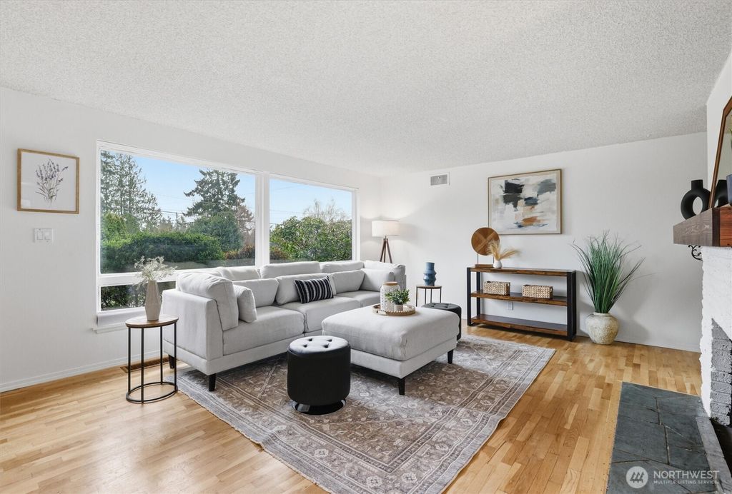 Photo of 11515 25th Avenue NE, Seattle, WA 98125 (MLS # 2472194)