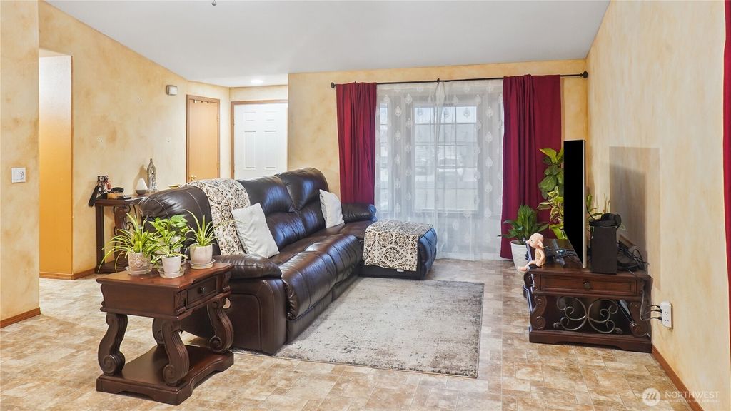 Photo of 925 S 11th Avenue, Othello, WA 99344 (MLS # 2471791)