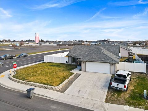 Photo of 925 S 11th Avenue, Othello, WA 99344 (MLS # 2471791)