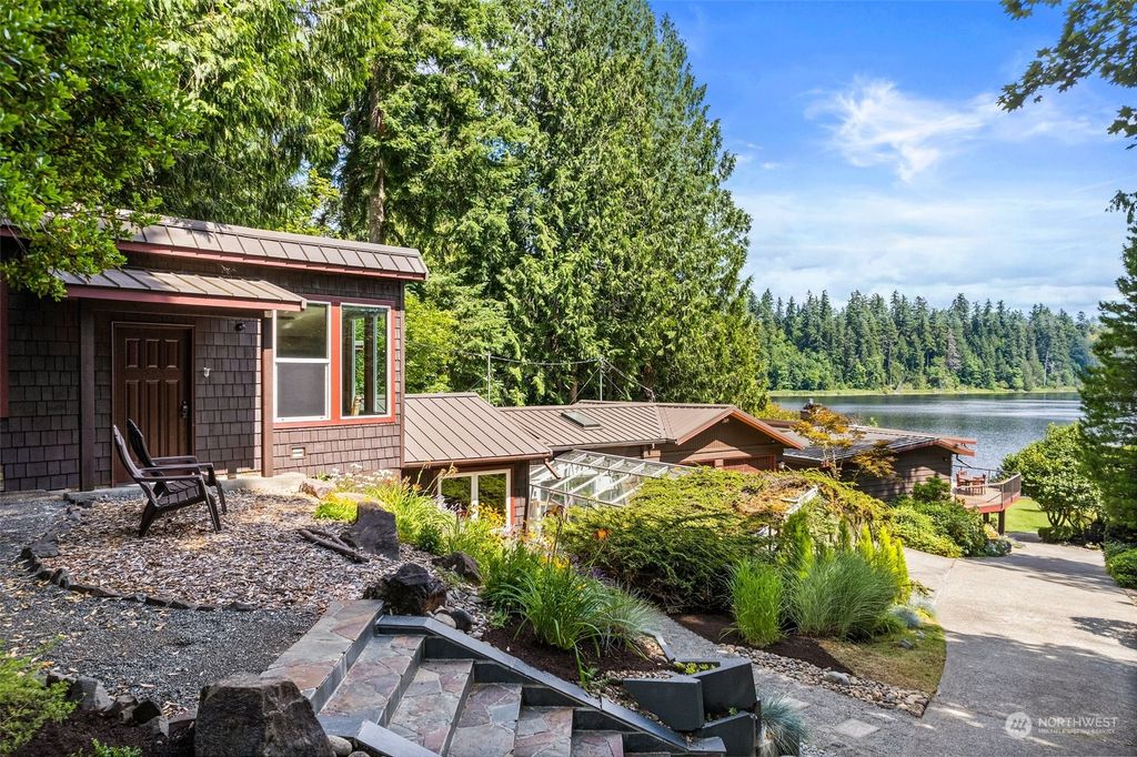 Photo of 18232 W Spring Lake Drive SE, Renton, WA 98058 (MLS # 2140245)
