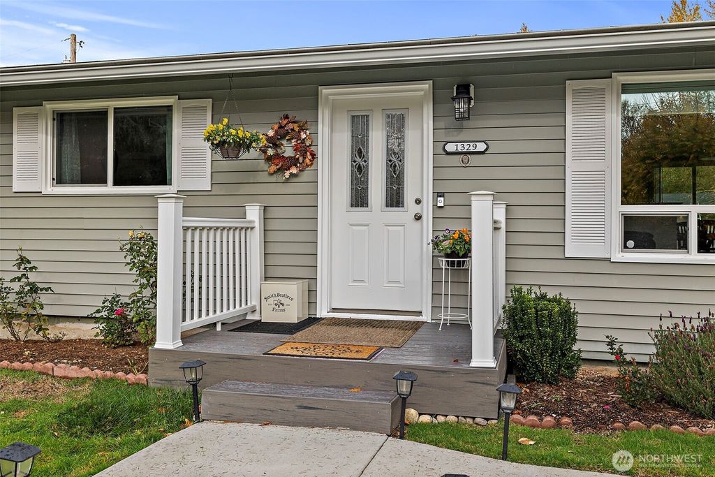 Photo of 1329 149th Street SW, Lynnwood, WA 98087 (MLS # 2458427)