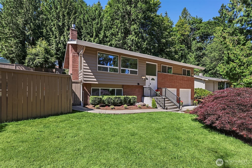 Photo of 525 Mount Everest Lane SW, Issaquah, WA 98027 (MLS # 2589522)