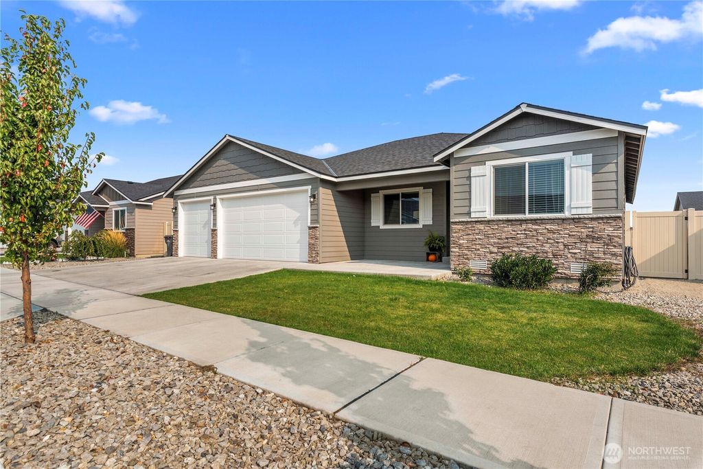 Photo of 183 Emma Drive, Wenatchee, WA 98801 (MLS # 2442865)