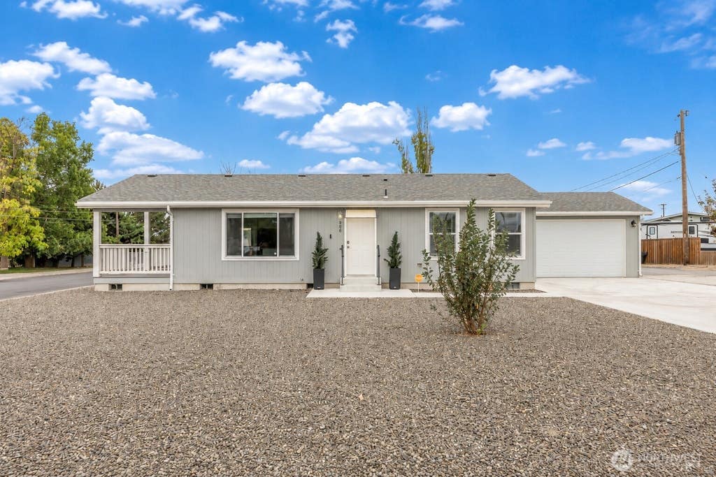 Photo of 906 S C Street, Moses Lake, WA 98837 (MLS # 2555643)