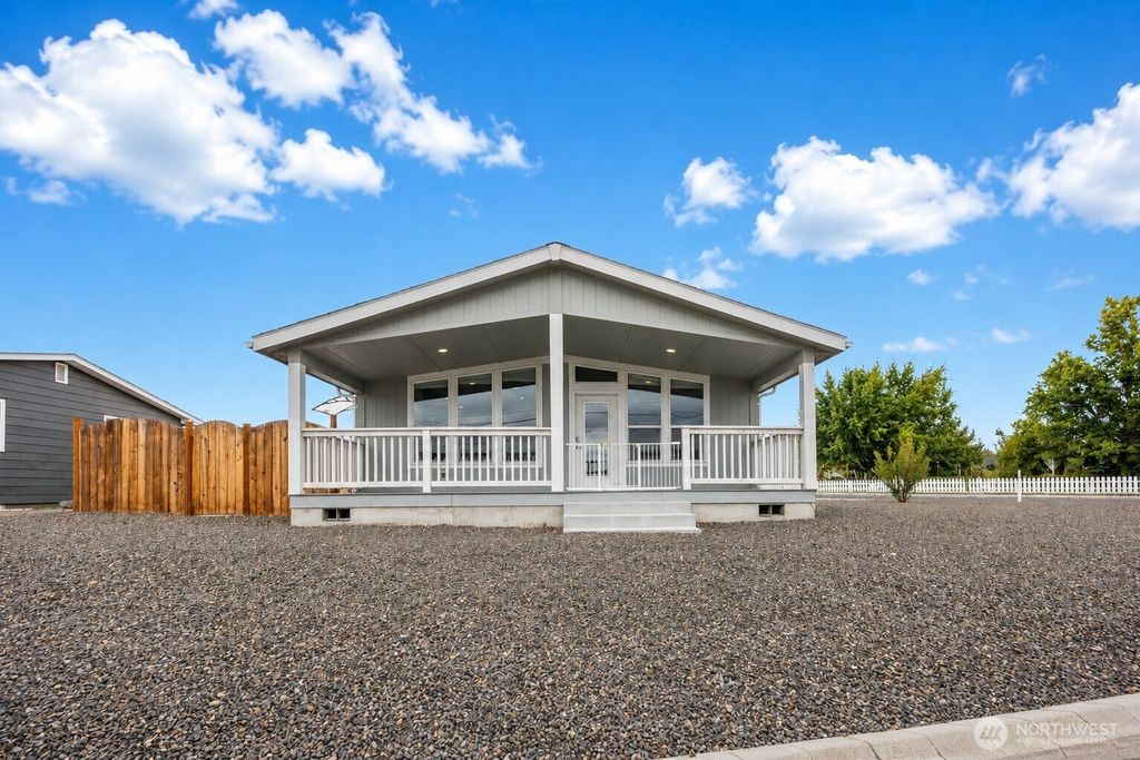 Photo of 906 S C Street, Moses Lake, WA 98837 (MLS # 2555643)