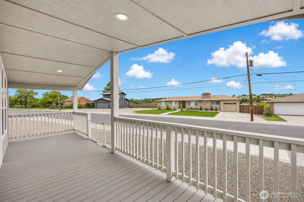 Photo of 906 S C Street, Moses Lake, WA 98837 (MLS # 2555643)