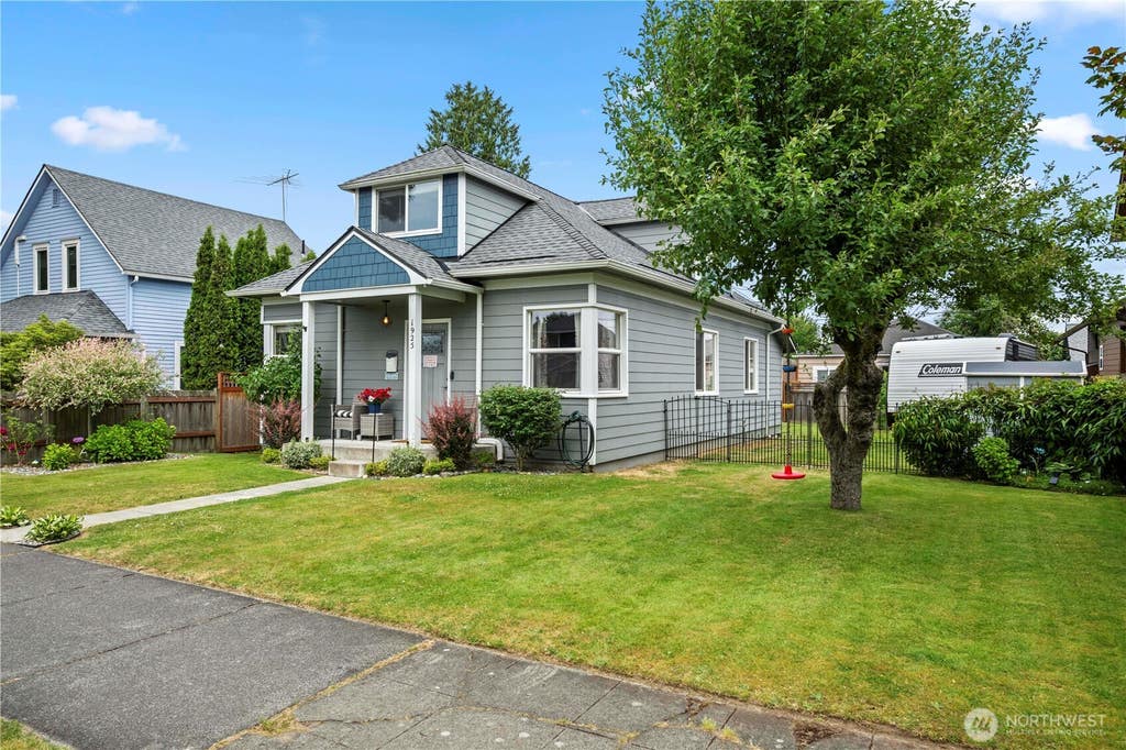 Photo of 1925 Rainier Avenue, Everett, WA 98201 (MLS # 2547138)