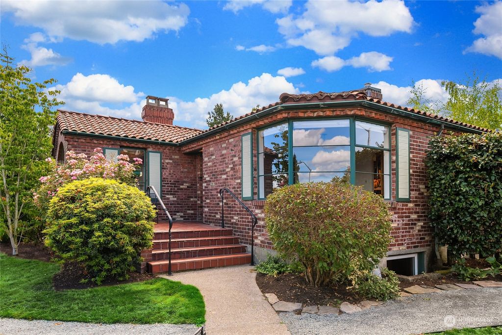 Photo of 6049 Princeton Avenue NE, Seattle, WA 98115 (MLS # 2161654)