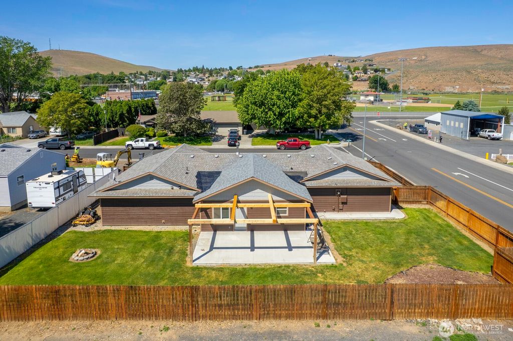 Photo of 870 NW C Street, Ephrata, WA 98823 (MLS # 2527775)