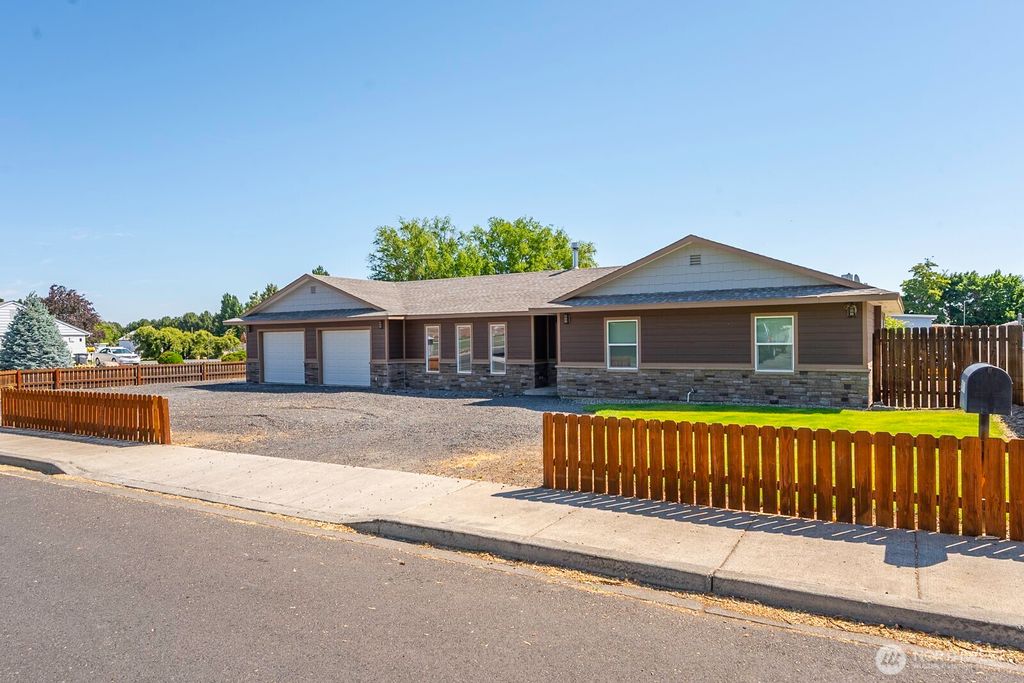 Photo of 870 NW C Street, Ephrata, WA 98823 (MLS # 2527775)