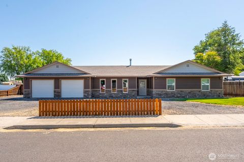 Photo of 870 NW C Street, Ephrata, WA 98823 (MLS # 2527775)